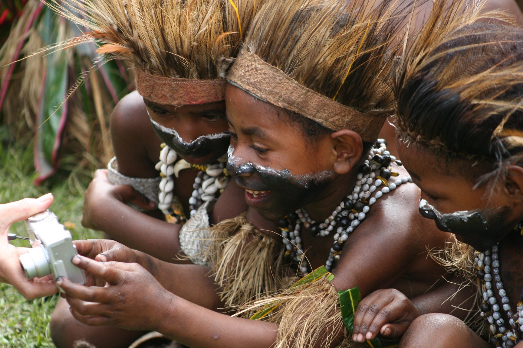 Fijian Women & her Salusalu | Fijian, Fiji, Maori art