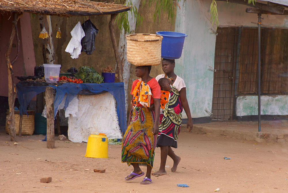 Akke Bos - Ladies Going to the Market, Malawi