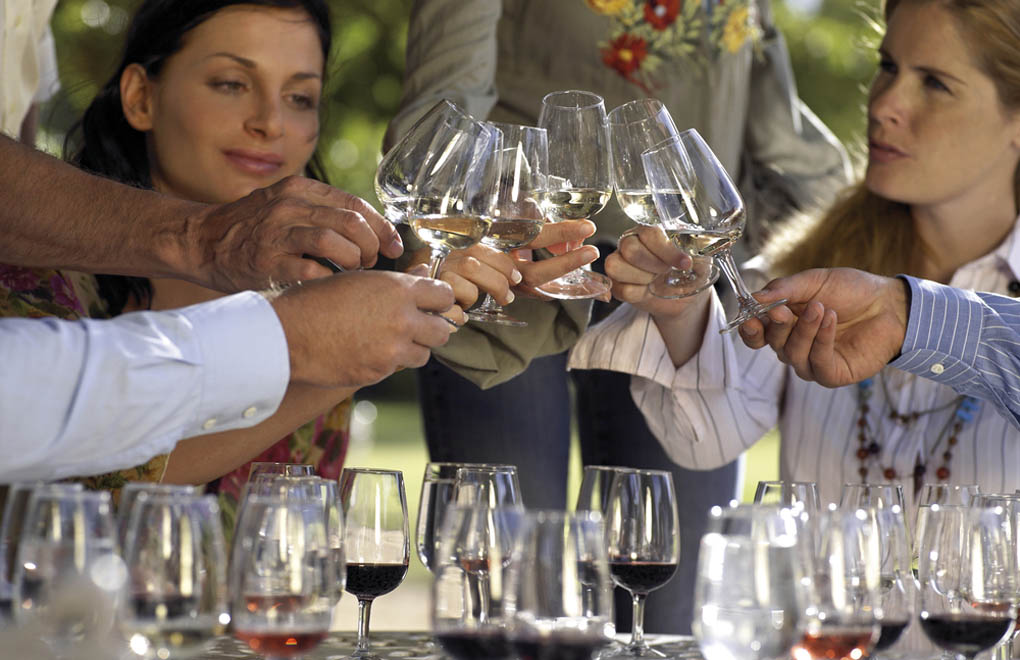 Visiting wineries and wine tasting is always a great group activity. Our group travel planners can help.