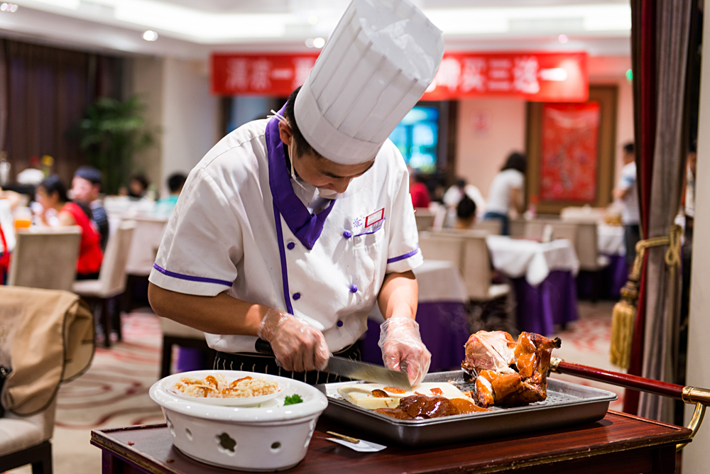Flash Parker - Chef Serving Peking Duck, Beijing, China_41545