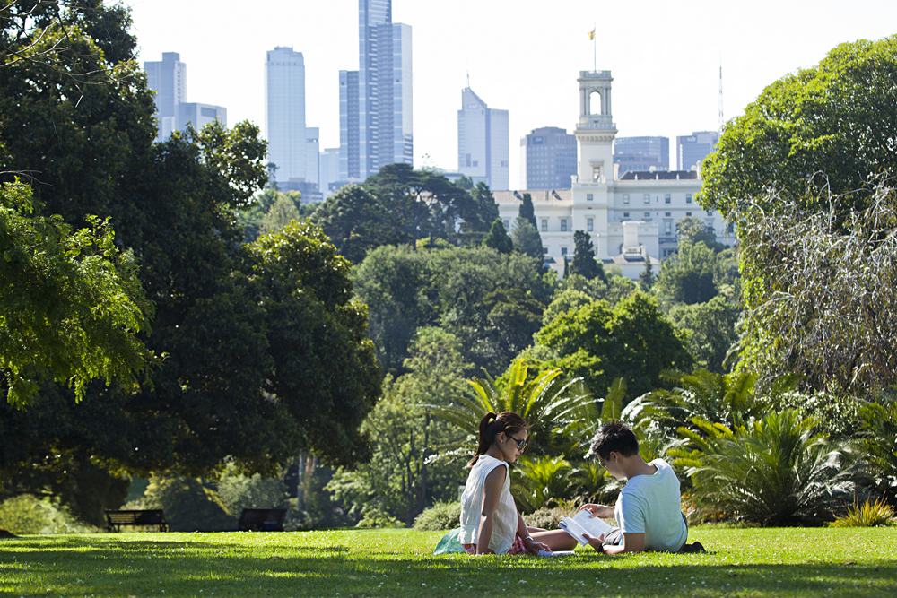 Couple relaxing in the Royal Botanic Gardens near South Yarra, Melbourne, Australia | Photo credit: Greg Elms