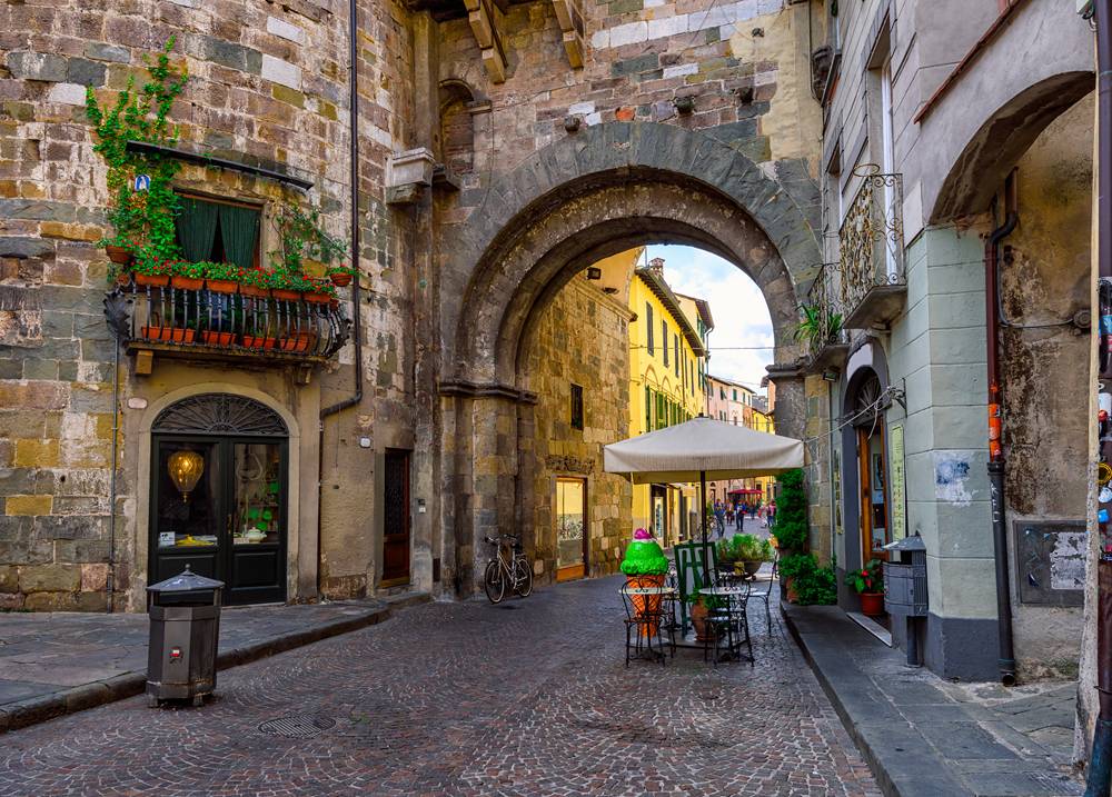 Old street in Lucca, Tuscany, Italy 