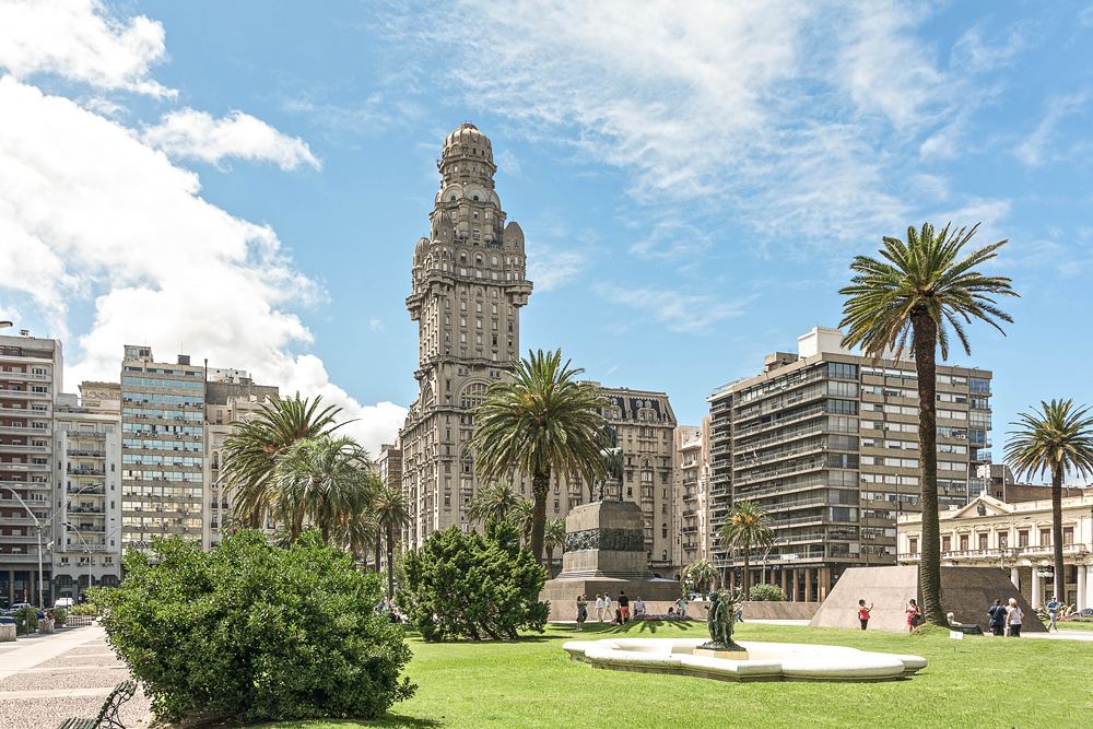 View over the Plaza Independencia toward the Palace de Salvo, Montevideo, Uruguay 