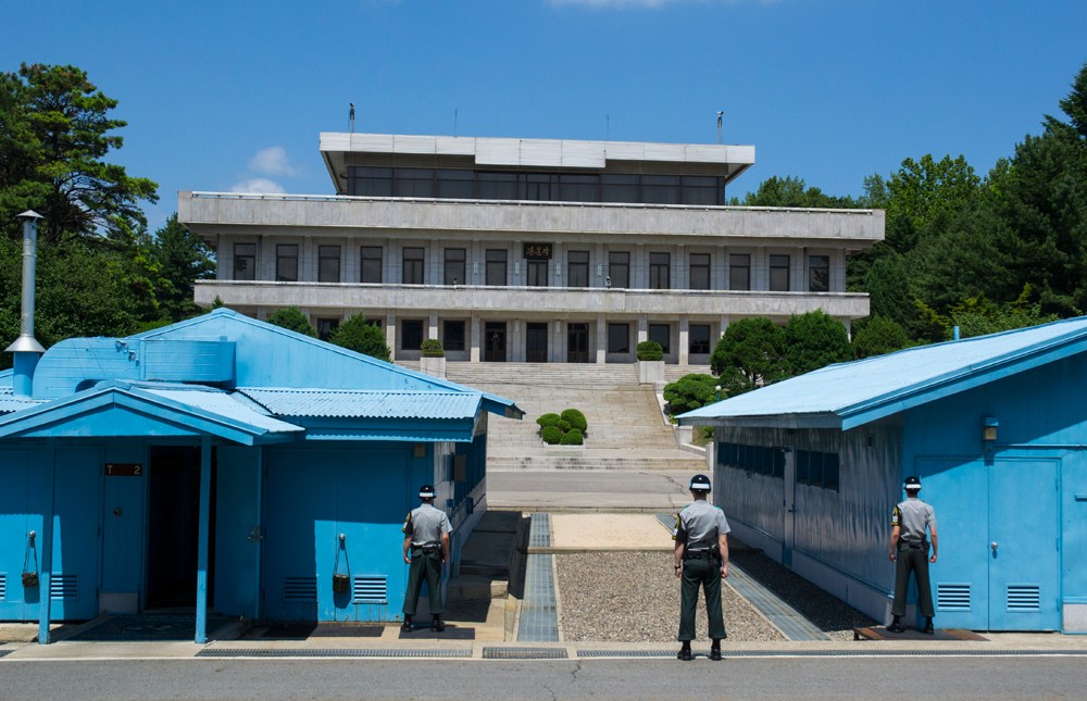 Các lính canh nhìn qua biên giới Bắc Triều Tiên trong Khu phi quân sự (DMZ) giữa Bắc và Nam Triều Tiên 