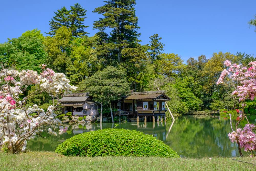 Pond and tea house in Kenrokuen, Kanazawa, Japan 
