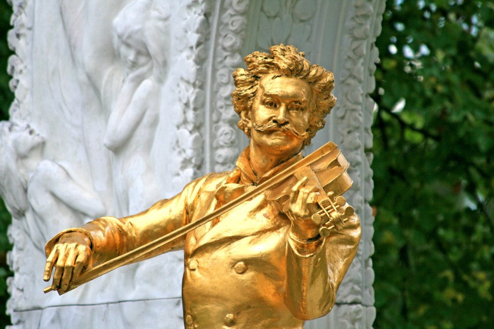 Statue of Johann Strauss in Stadtpark, Vienna, Austria 
