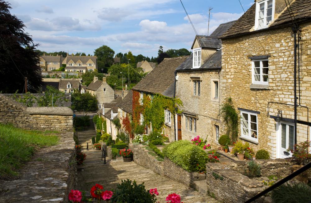 Picturesque old cottages of The Chipping Steps, Tetbury, Cotswolds, Gloucestershire, UK 