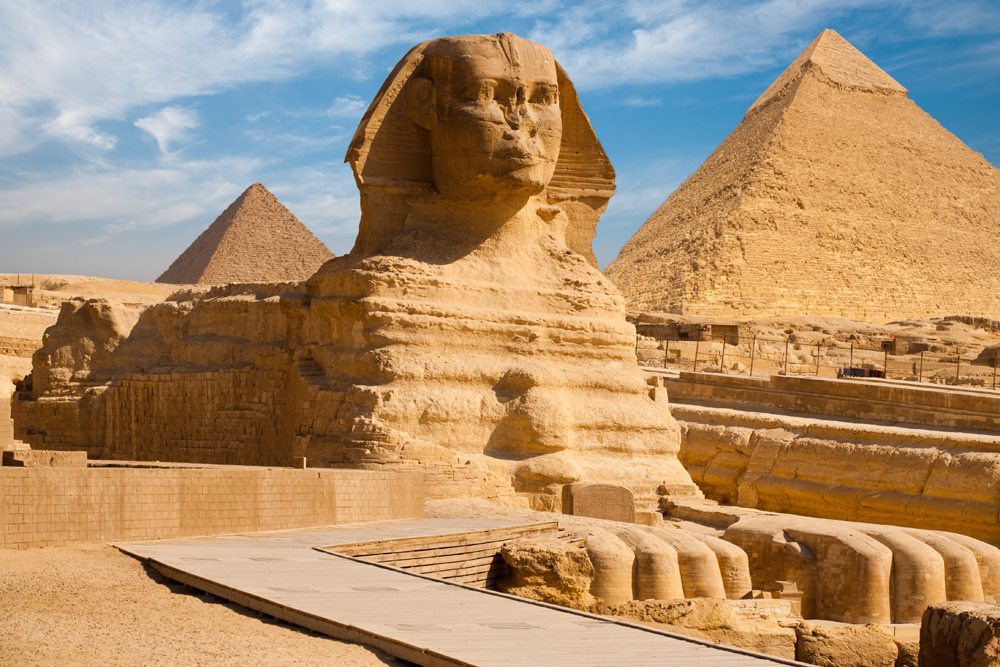 Beautiful profile of the Great Sphinx including pyramids of Menkaure and Khafre in the background, Giza, Cairo, Egypt 