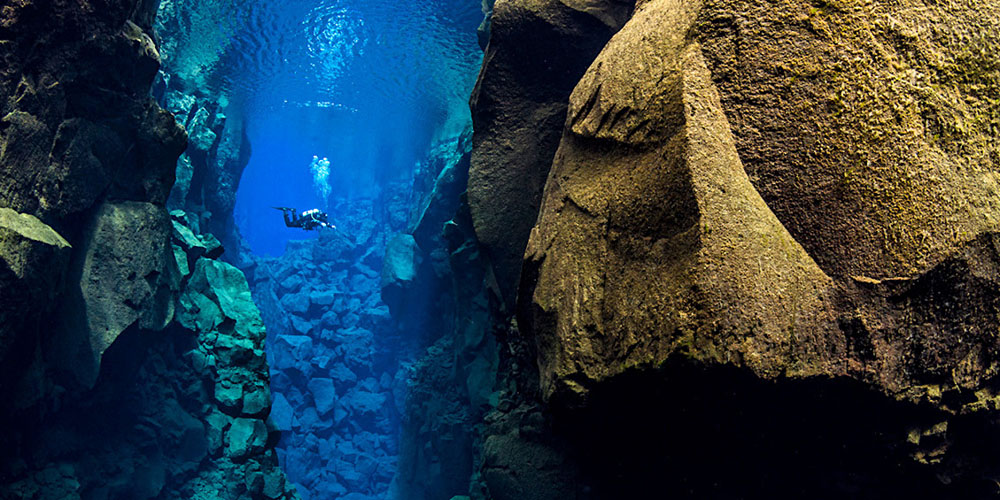 Diving between tectonic plates_Silfra, Iceland