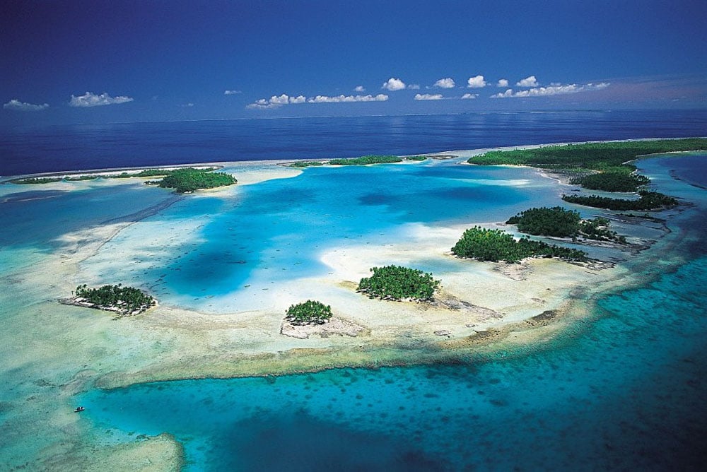Blue Lagoon in Rangiroa, Tahiti (French Polynesia)