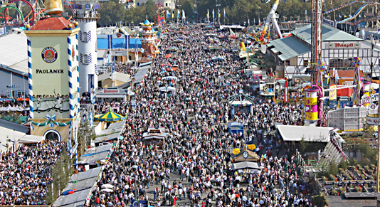 Crowds of people at Oktoberfest on Munich_27s Theresienwiese